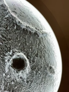 تابلو دکوراتیو «ماه‌تاب»؛ ترکیب هنر پتینه و نور (طرح صخره‌ای)